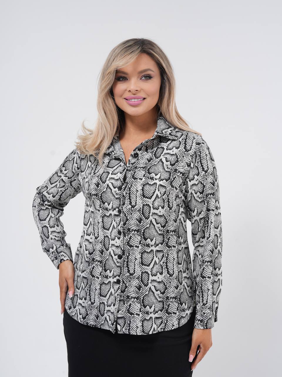 Рубашка с актуальным принтом. 